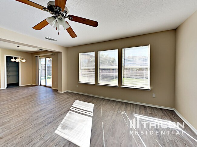 Building Photo - 2107 Hollow Cir