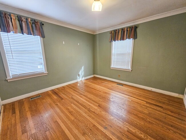 Building Photo - Knoxville 37919 - 4 Bedroom, 3 Bath Home -...