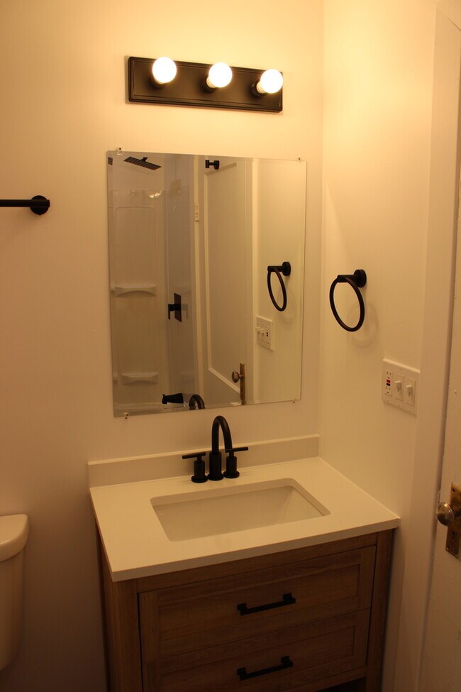 Building Photo - 2bed 1bath in Midtown