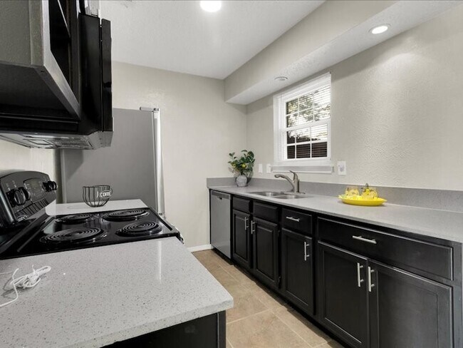 Building Photo - 1005 Vedral Pl