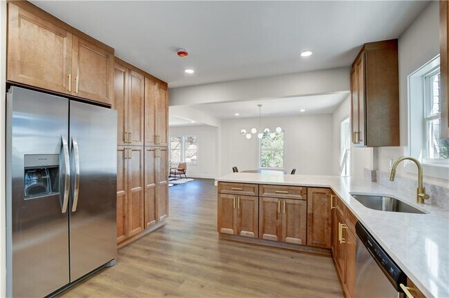 Building Photo - 458 Shannon Dr SW
