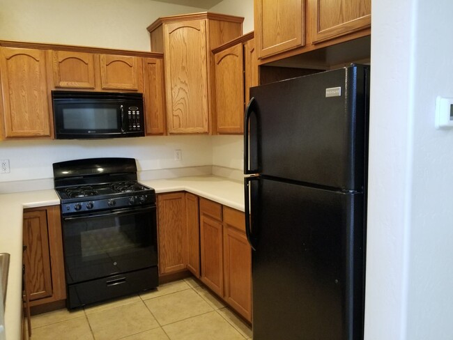 Building Photo - Westside 4 Bed, 2.75 Bath Townhouse w/Gara...