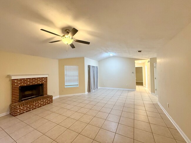 Building Photo - Available NOW 3BD / 2BA Home For Rent!!