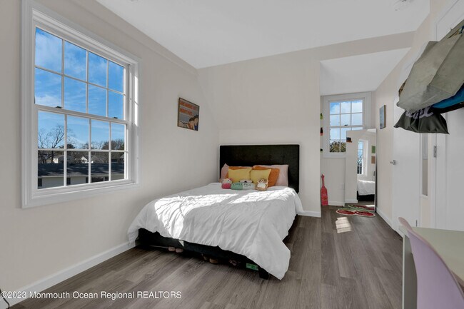 Building Photo - 374.5 W Park Ave