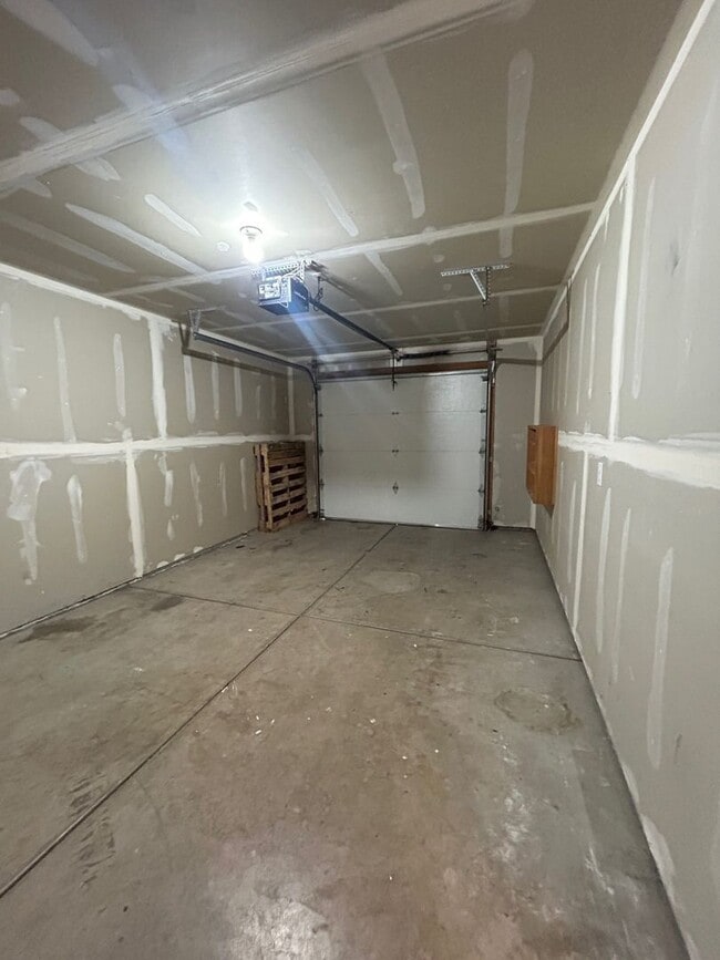 Building Photo - Spacious 3 Bedroom 2.5 Bath Duplex in Post Falls