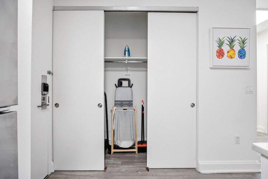 Building Photo - 10 Hanover Square