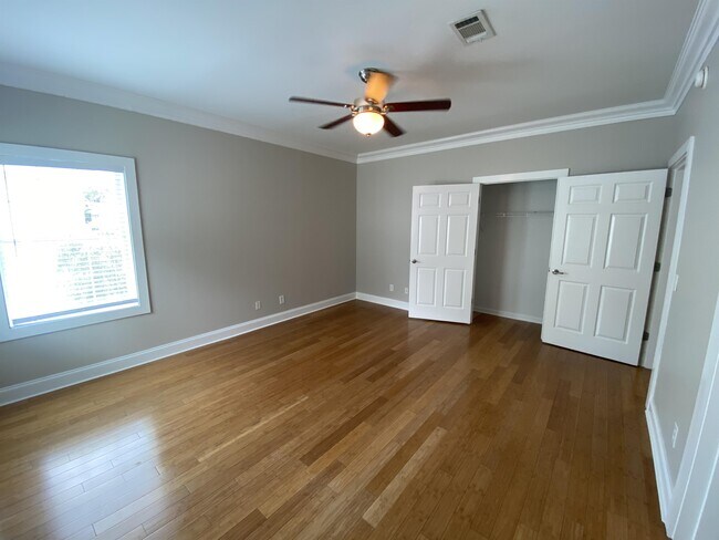Building Photo - 3210 Robertson Ave