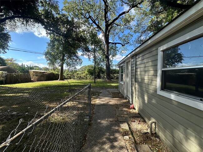 Building Photo - 1036 Hathaway St