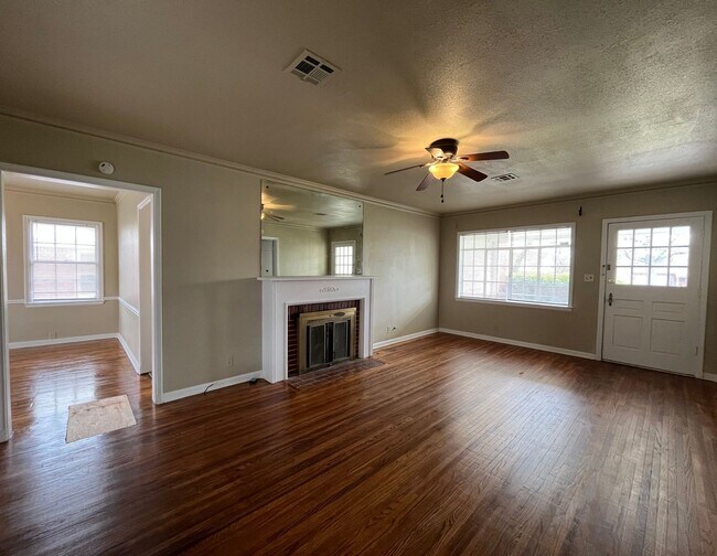 Building Photo - 1144 S Vandalia Ave