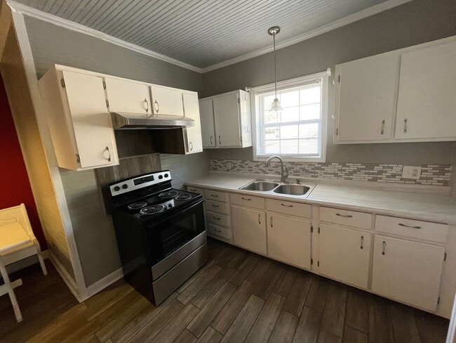 Building Photo - 4 bedroom 2 bathroom pet friendly house!