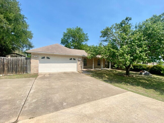 Building Photo - 3 bedroom home with a large backyard in Harker Heights!