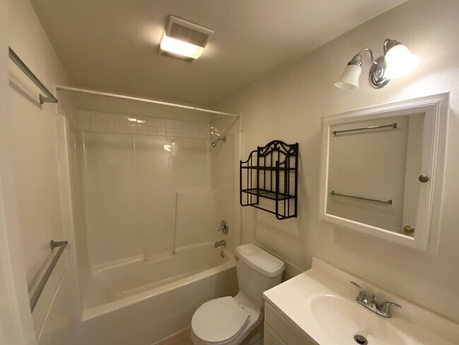 Building Photo - 2 Bedroom Duplex in S. Eugene/Campus Area Eugene