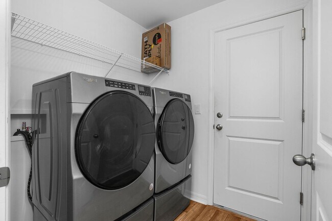 Building Photo - NOW AVAILABLE - 3/2 with 2 Car Garage in Mirror Lakes!