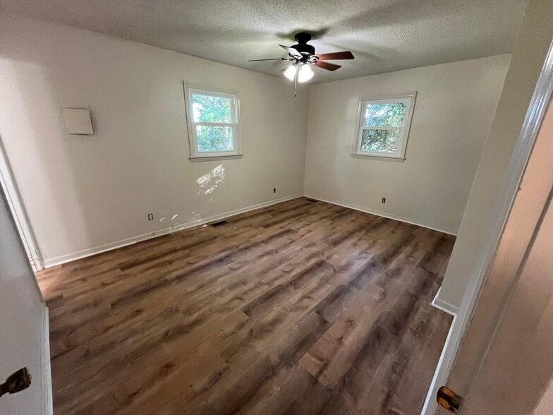 Building Photo - 2417 Landis Dr