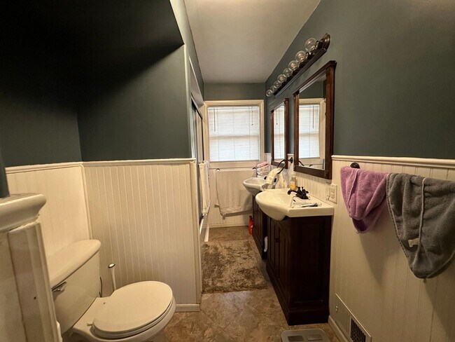 Building Photo - Fantastic 4 Bedroom 2 Bath Northside Home