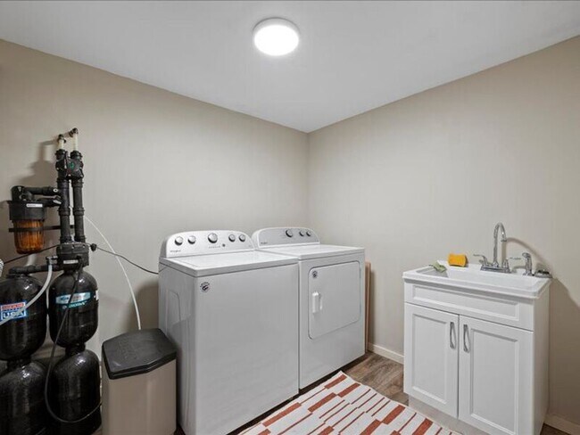 Building Photo - 3603 W Canal Dr