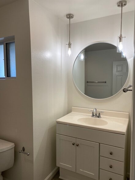 Hall bath - 202 David Dr