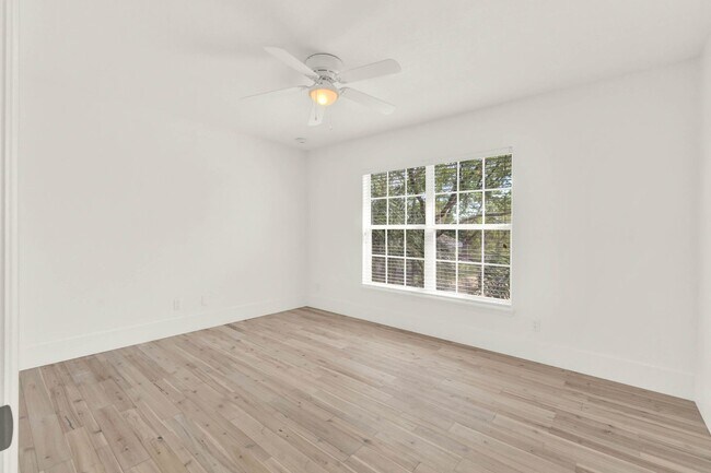 Building Photo - RENOVATED 5 BEDROOM FENCED IN, GOLF FRONTA...
