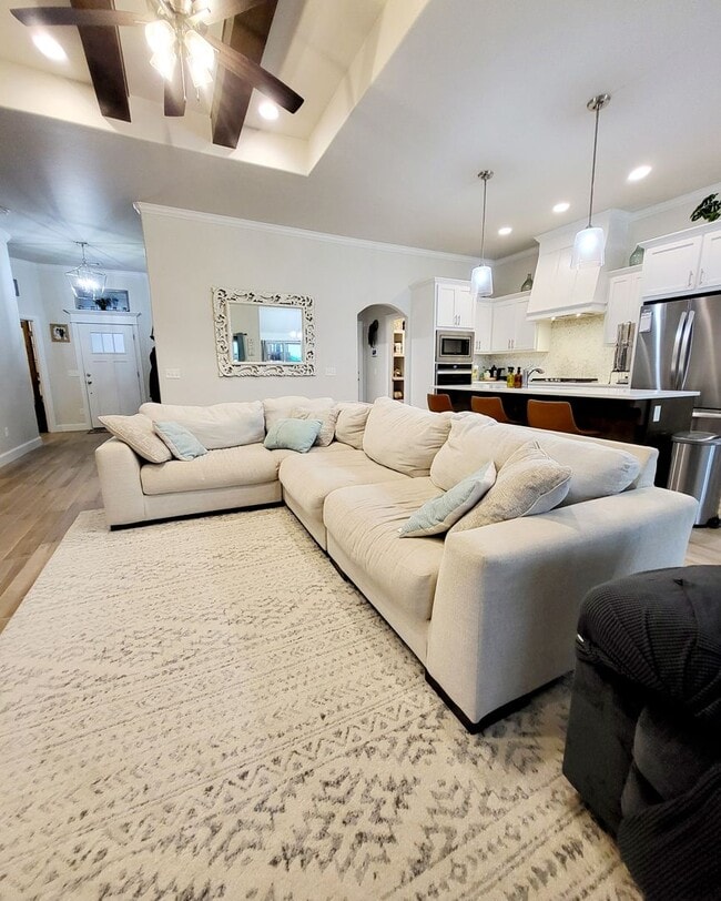 Building Photo - You Could Call This Beautiful 4-Bed, 2-Bat...