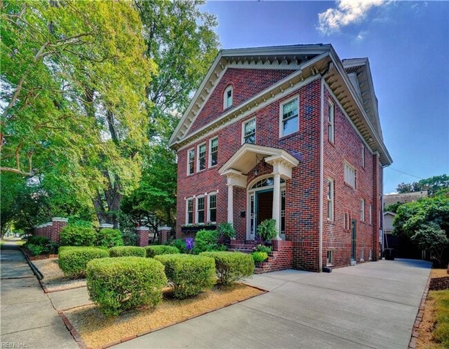 Building Photo - LARCHMONT