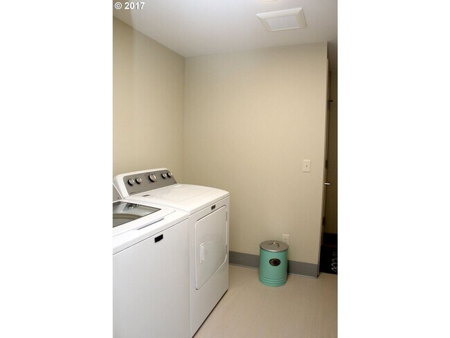 Building Photo - Charming Saint John's home with Washer/Dryer, Fenced Yard, Garage
