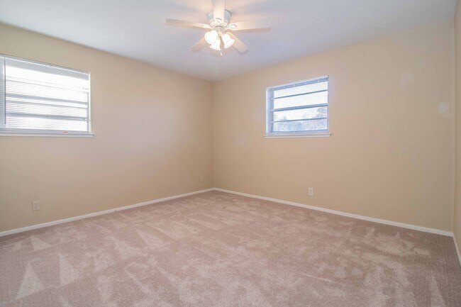 Building Photo - SOUTH HILLS Home on Large Corner Lot!!!!
