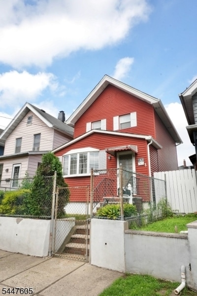 Building Photo - 425 Davis Ave