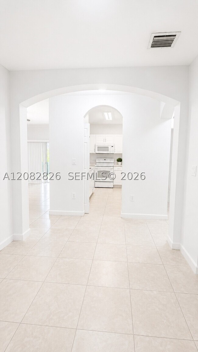 Building Photo - 1570 NE 33rd Rd