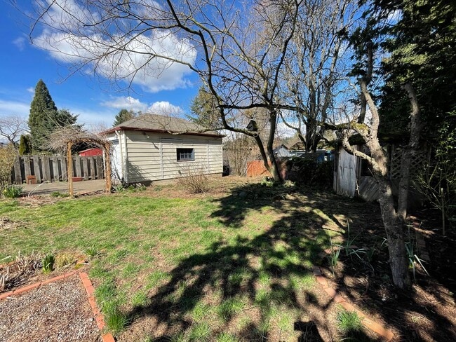 Building Photo - St. Johns 1940s 2Bd 1Ba home with updated Kitchen and a Basement! Features a Stained glass Outdoo...