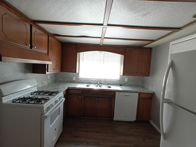 Building Photo - Clean Home