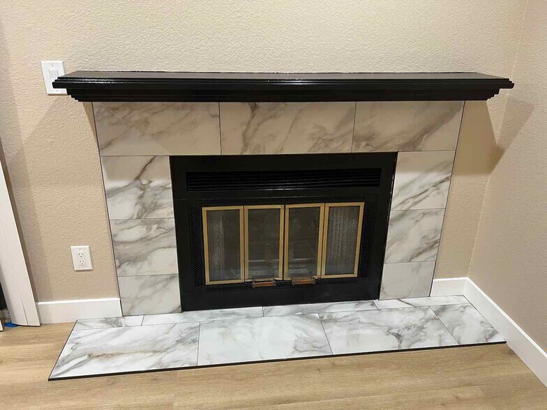 Cozy wood burning fireplace - 3183 Wayside Plz