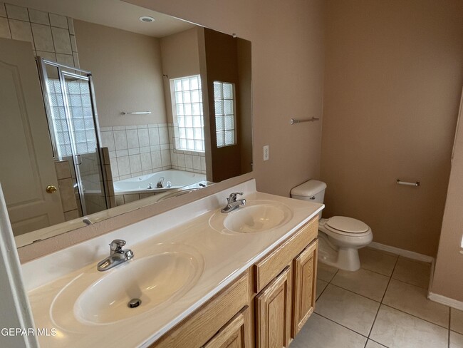 Building Photo - 452 Emerald Pass Ave