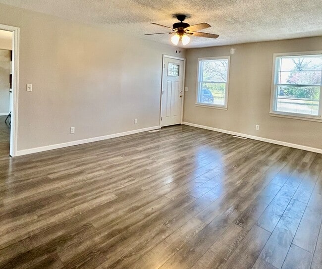 Building Photo - 825 David Ln