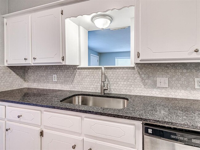 Building Photo - 305 Woodside Dr