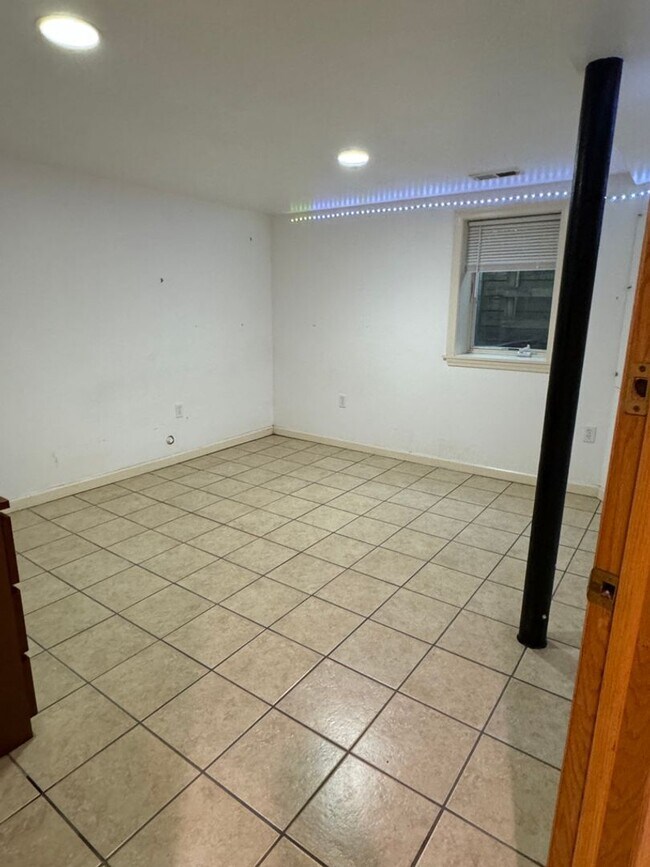 Building Photo - 849 E University Ave