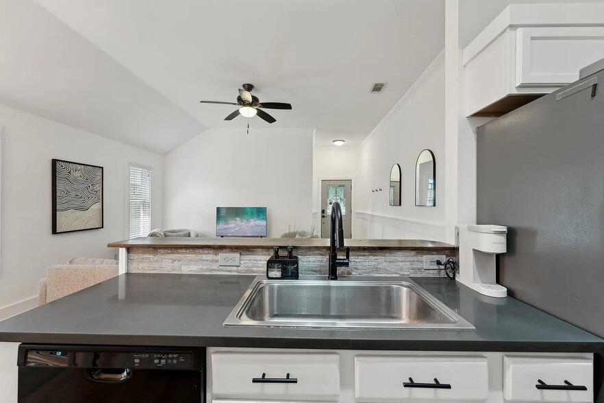 Building Photo - Room in House on Rosewood Ct