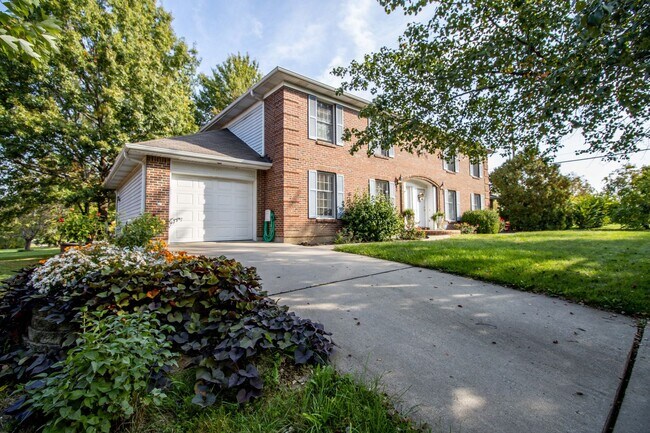 Building Photo - 3 bed, 2.5 bath Duplex