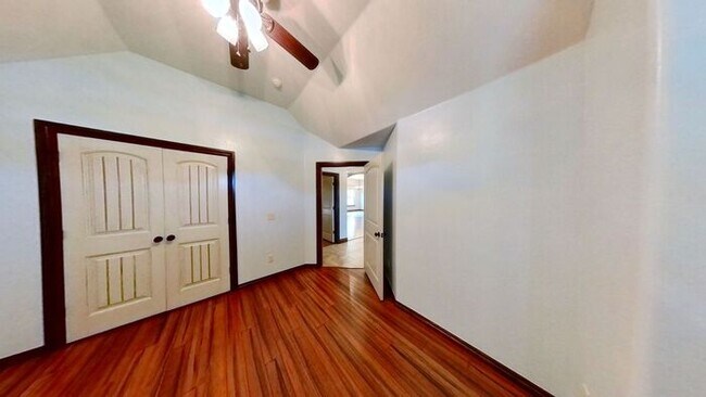 Building Photo - Yukon 4 Bed