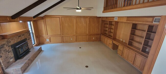 Building Photo - Vaulted Ceiling, Huge Yard, Close to Town