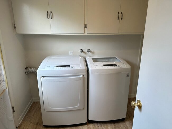 Building Photo - Beautifully updated duplex in South Eugene!