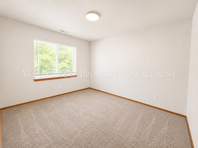 Building Photo - Bright and spacious home close to ferries, PSNS and recreational activities!
