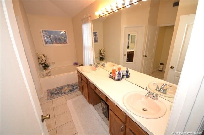 Building Photo - 753 NW Waterlily Pl