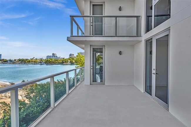 Building Photo - 9901 E Bay Harbor Dr