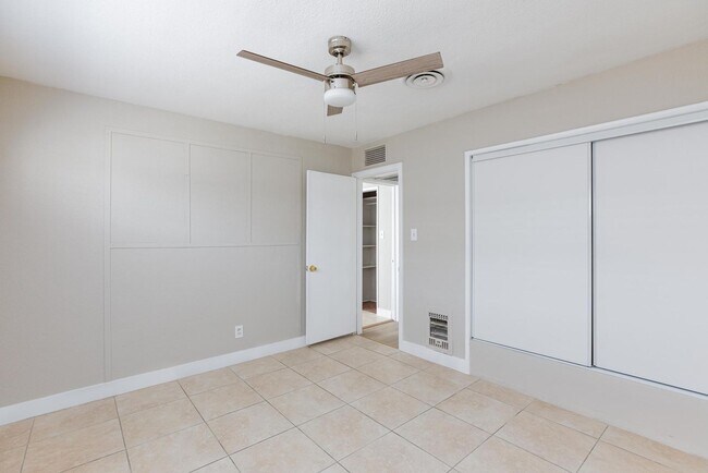 Building Photo - Spacious 4 bedroom, 2 bathroom home located in North Las Vegas