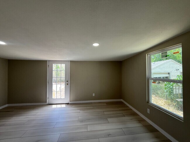 Building Photo - Remodeled 3 Bedroom 2 Bath Home