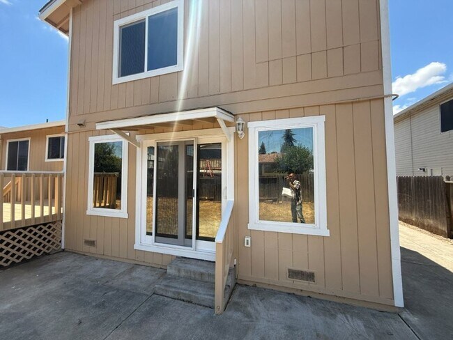 Building Photo - Rare Remodeled 5 Bedroom 2.5 Bath Tri Level in Vacaville