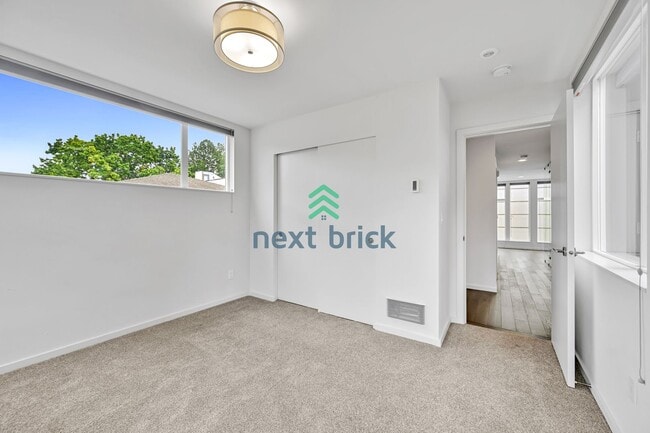Building Photo - A beautiful 3 bed and 2 bathroom house for...