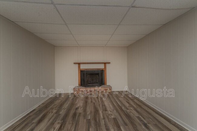 Building Photo - 1547 Heath St