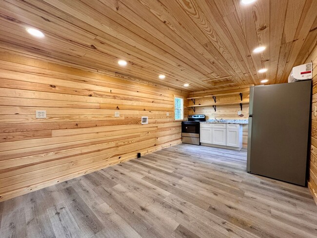 Building Photo - 1 Bedroom/1 Bathroom Tiny Home in Southside