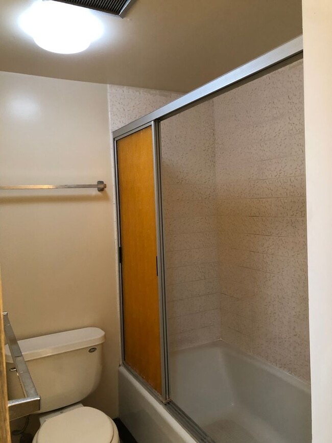 Building Photo - Century West 2 bedroom 2 bathroom 1 covere...